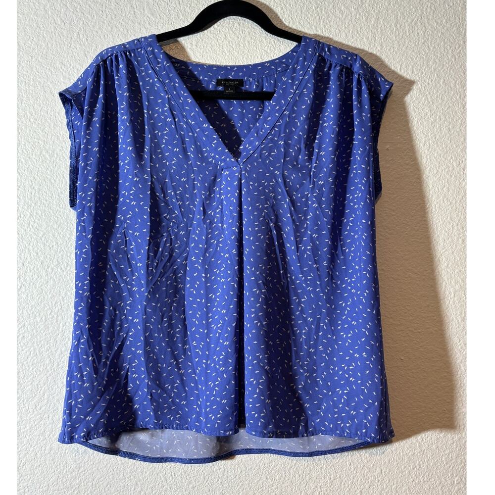 Ann Taylor Factory Size S Blue Micro Leaf/Feather Pattern V-Neck Cap Sleeve Top